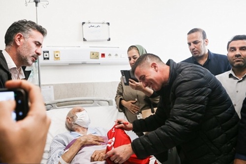                 سرمربی پرسپولیس در بیمارستان آیت الله طالقانی؛ دیداری صمیمانه با بیماران